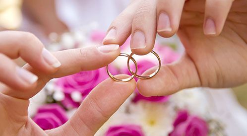 المتزوجون أقل عرضة للوفاة المبكرة من العزاب.. دراسة يابانية تكشف الأسباب
